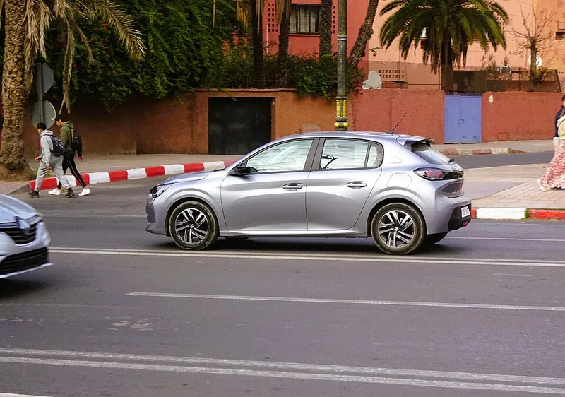 Peugeot 208, reine des ventes : faut-il la choisir en essence ou en électrique ?